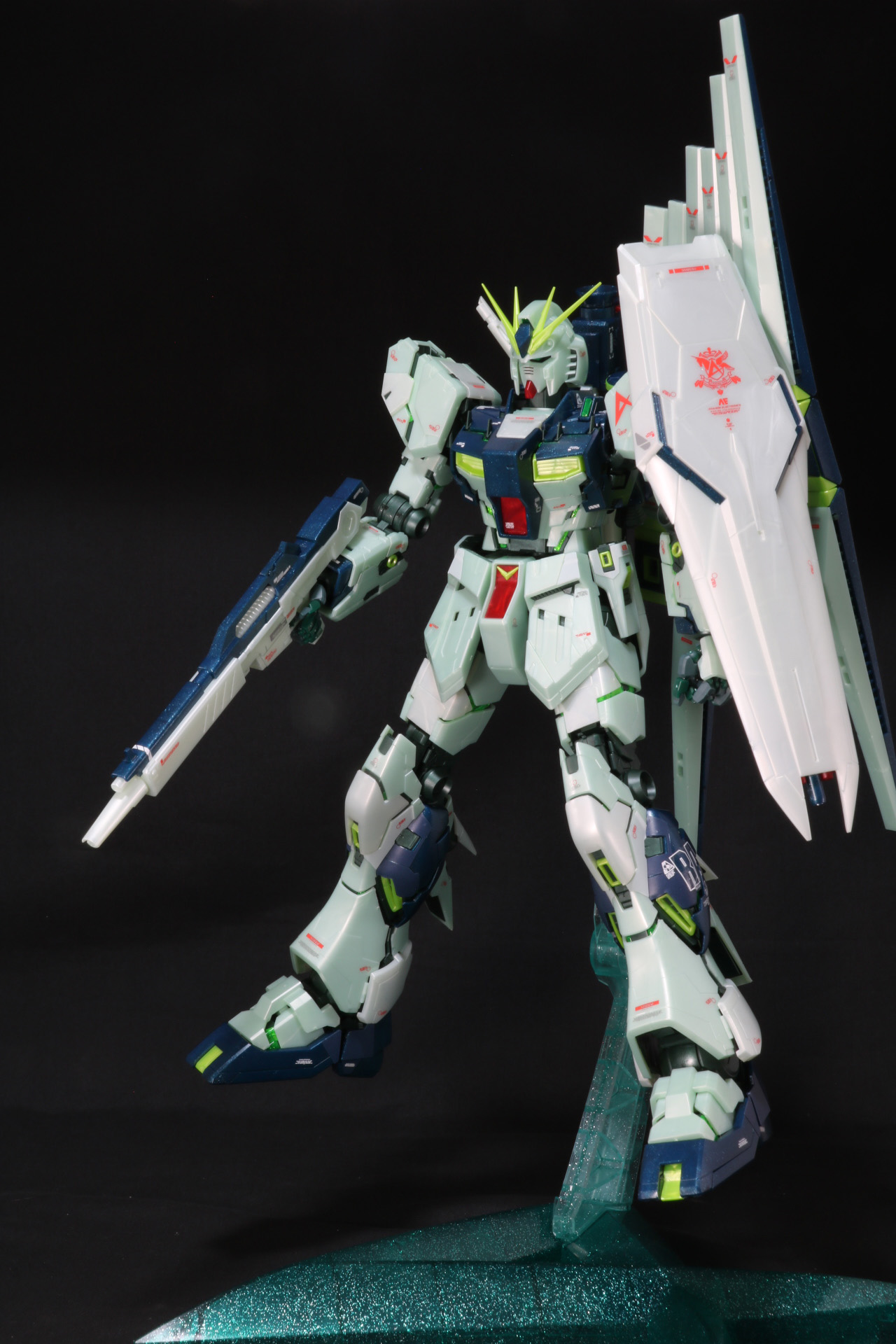 胴体から脚部の展開した装甲から覗くサイコフレーム