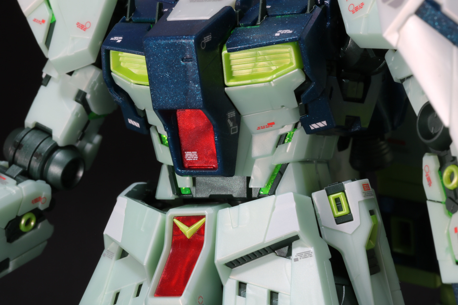 胴体部は引き下げて展開