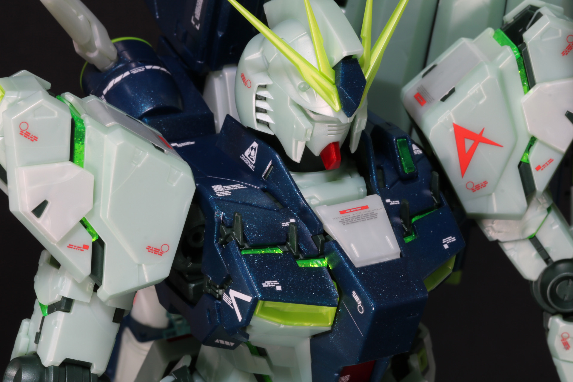 肩や胸部の装甲がスライドする