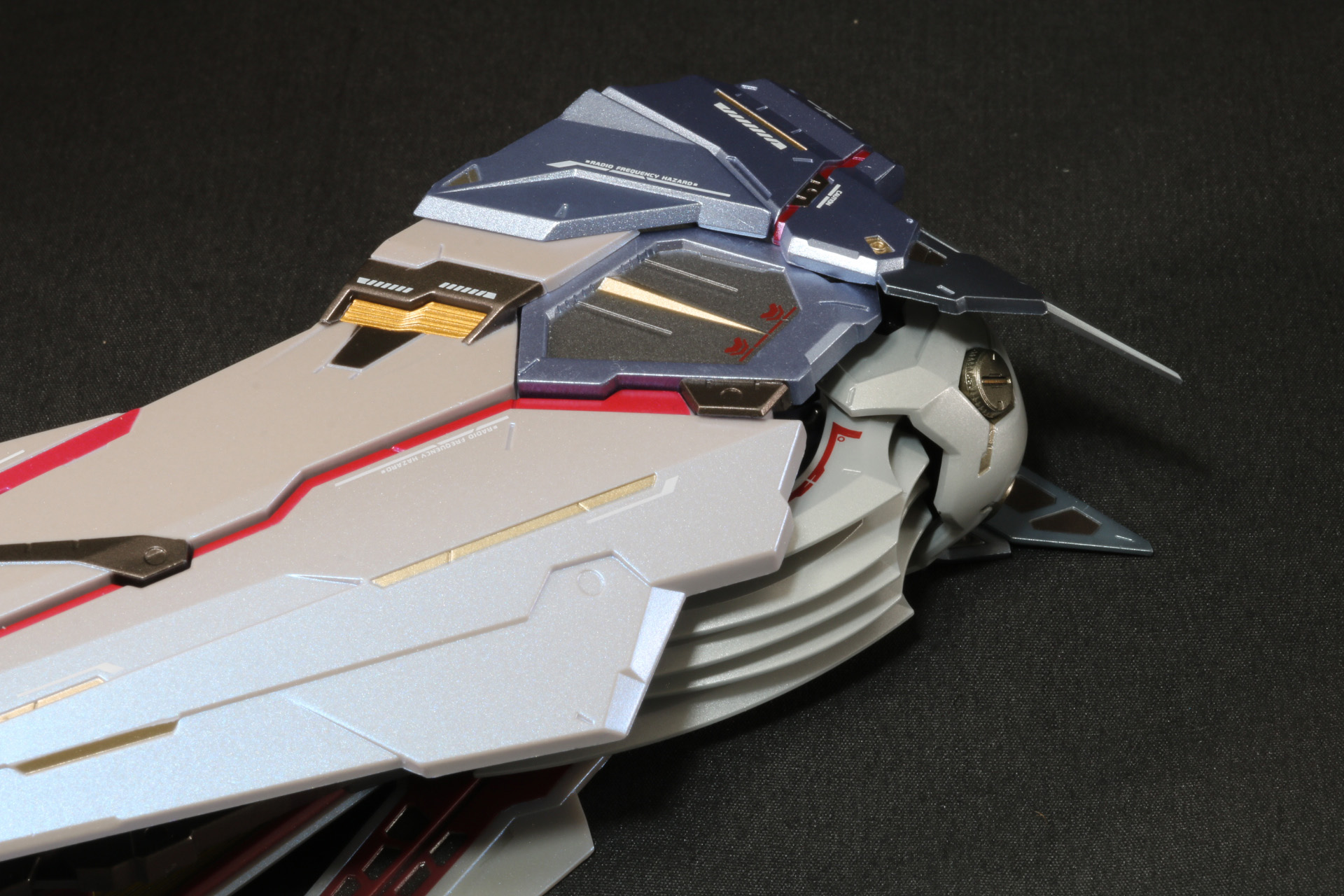 フルクロス肩部のスカルヘッドを装着