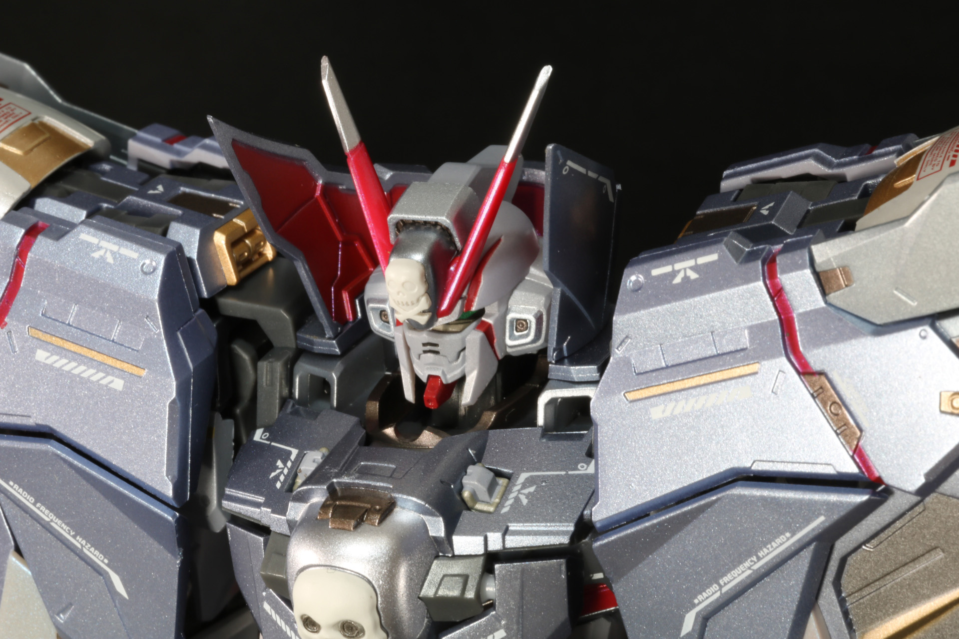 襟元の装甲を装着。最後にコア・ファイターを再装着して「フルクロス」状態が再現できる