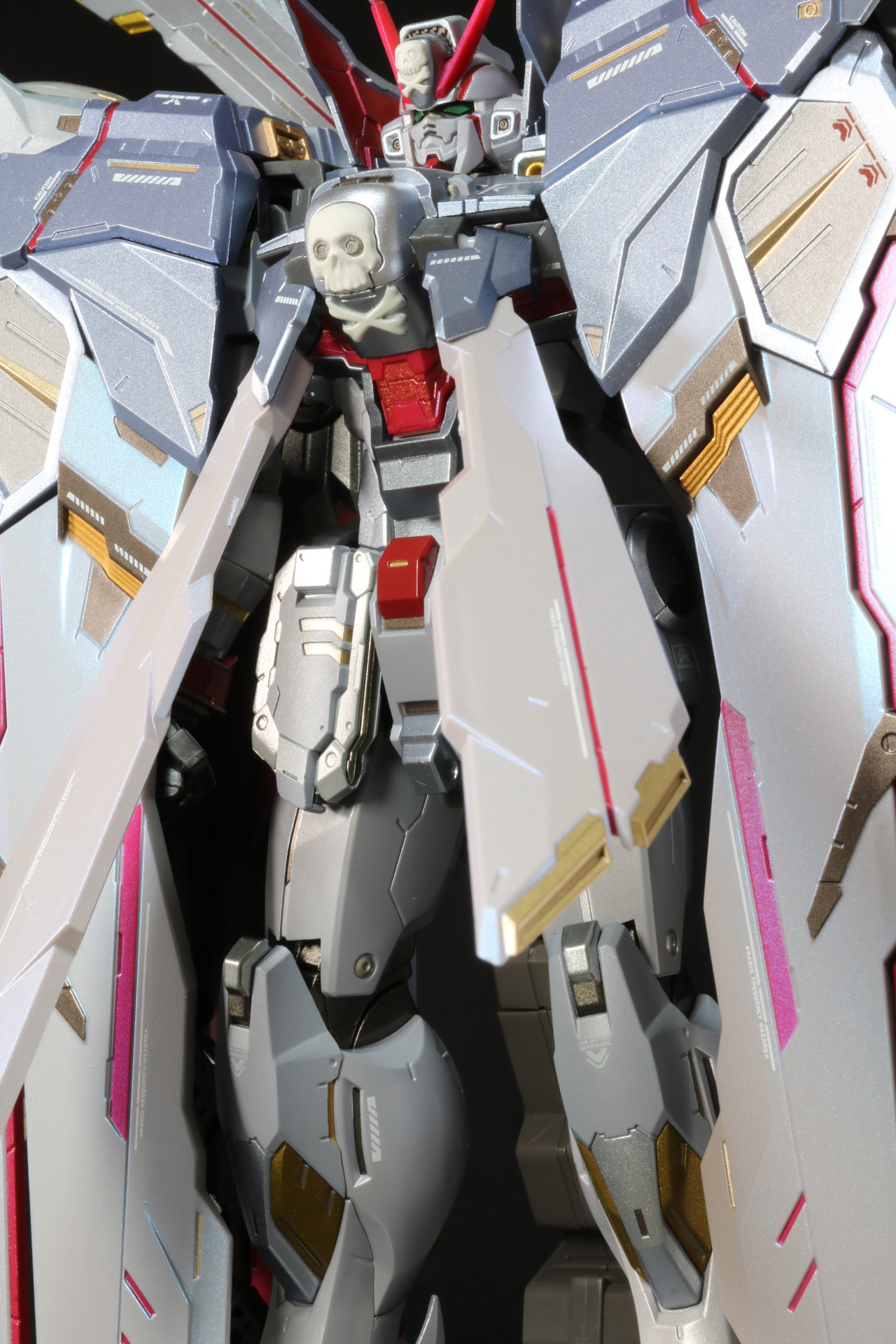 正面装甲についた装甲プレートは付け根部分のボールジョイントで可動