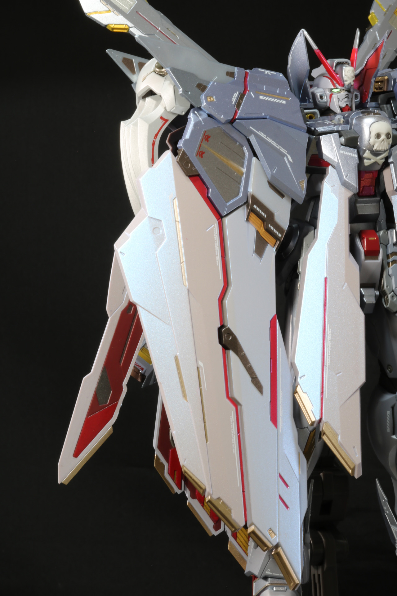 肩装甲前面の装甲プレートも分割して展開できる