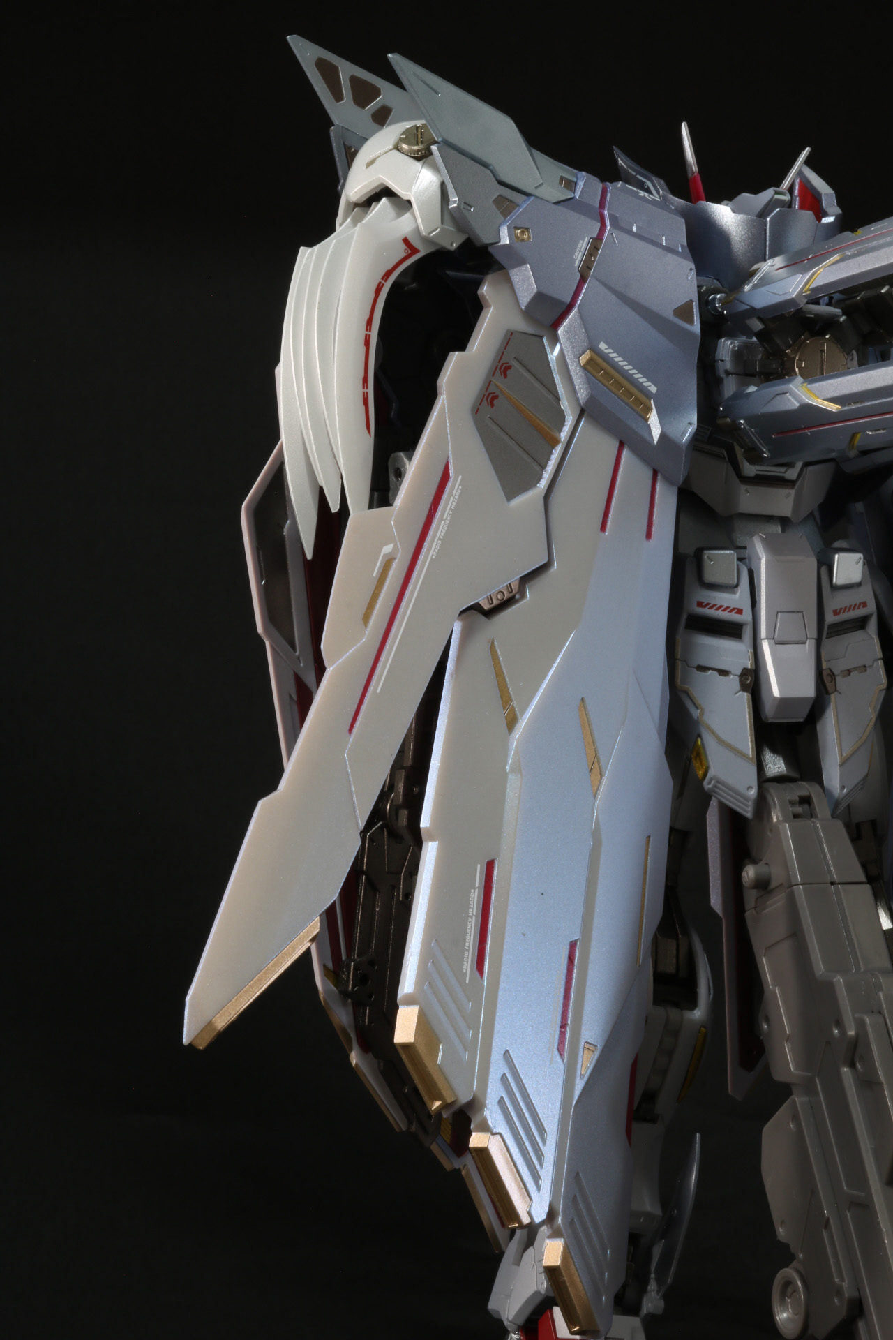 肩装甲背面も同様に装甲プレートが分割展開