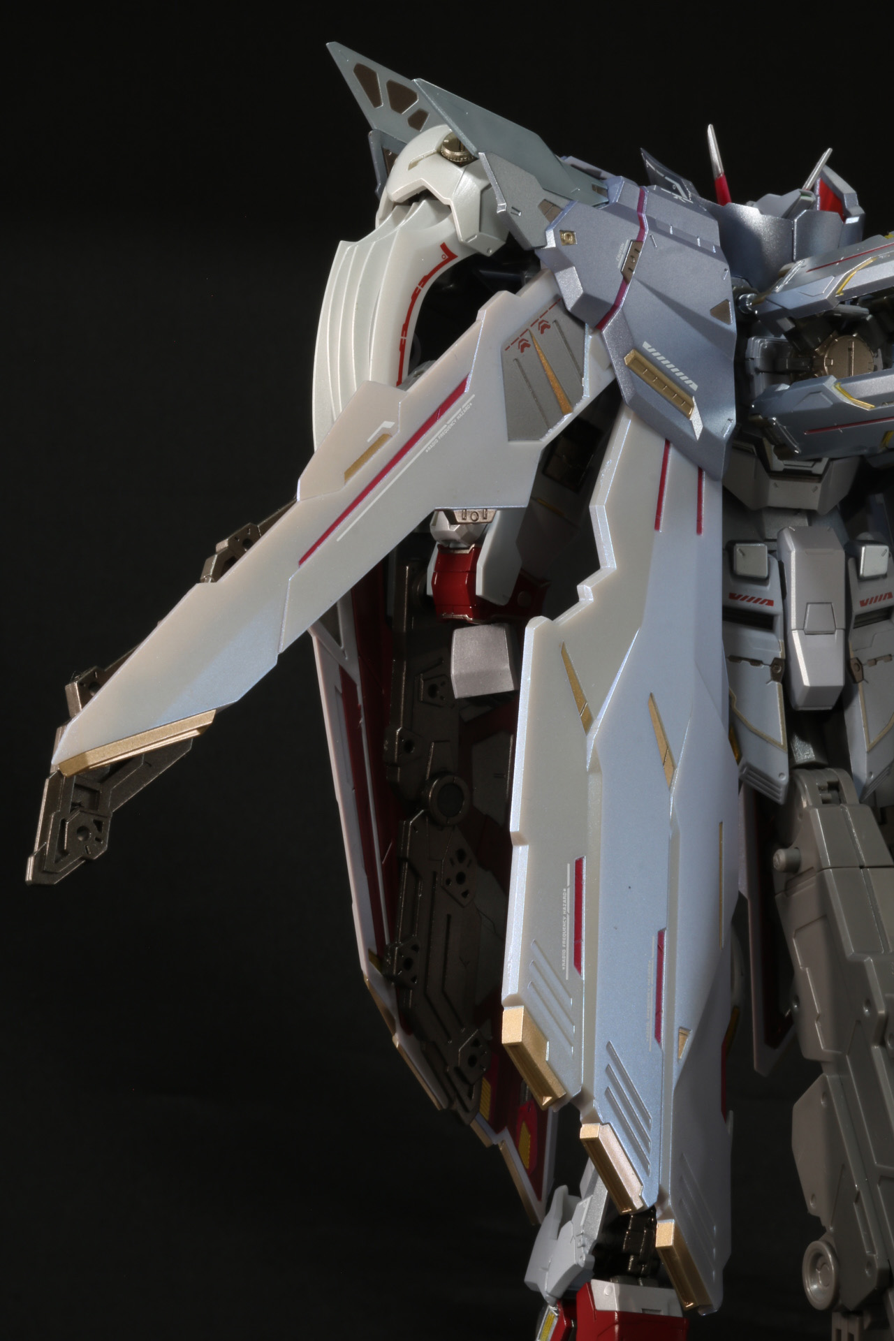 肩装甲背面も同様に装甲プレートが分割展開