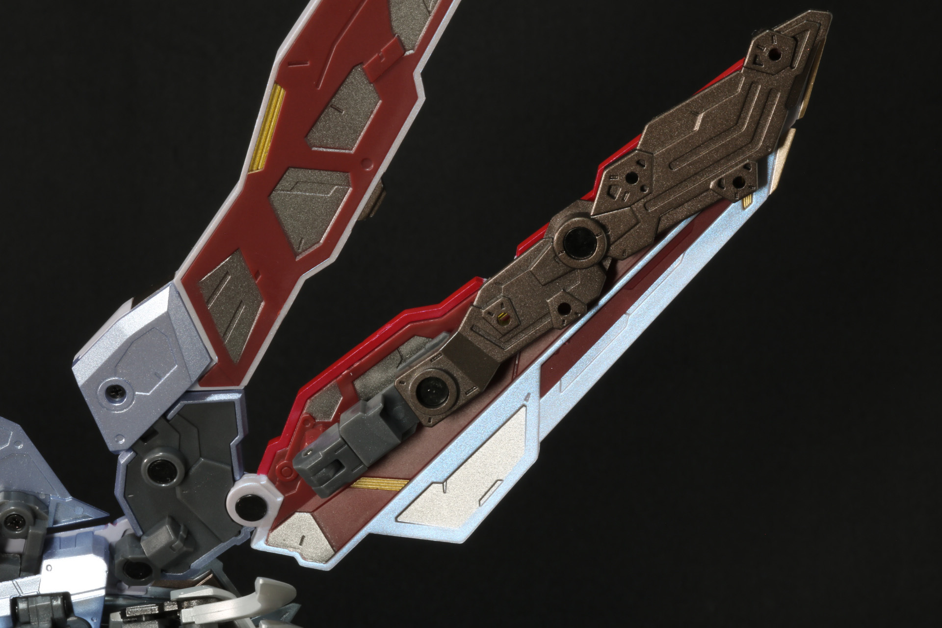 装甲の前面、背面にそれぞれアームが搭載され、合計4本備わっている