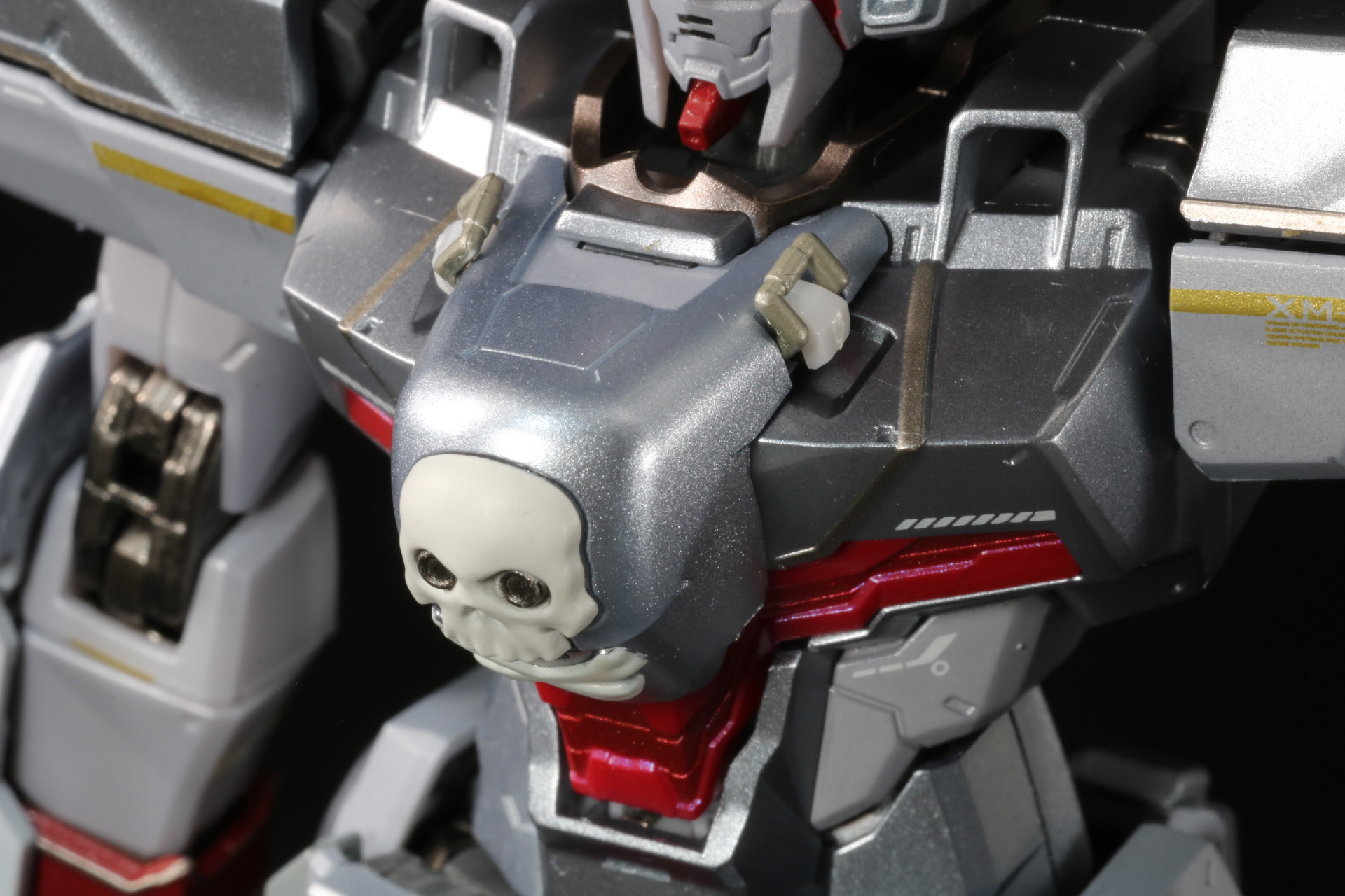 正面装甲はドクロのレリーフが入ったパーツを差し込む