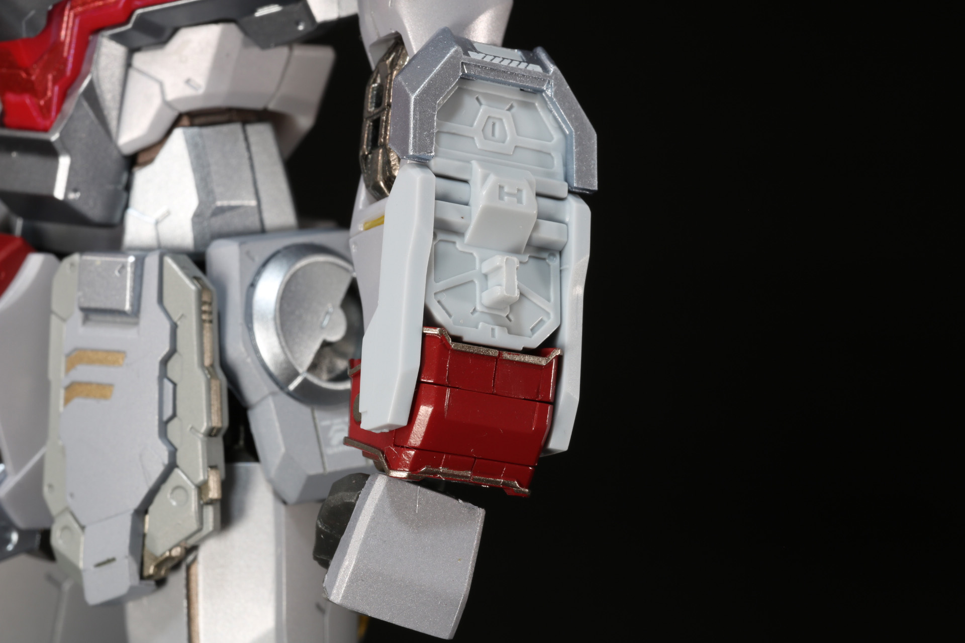 左右の腕パーツに、ブランド・マーカーパーツをはめ込む