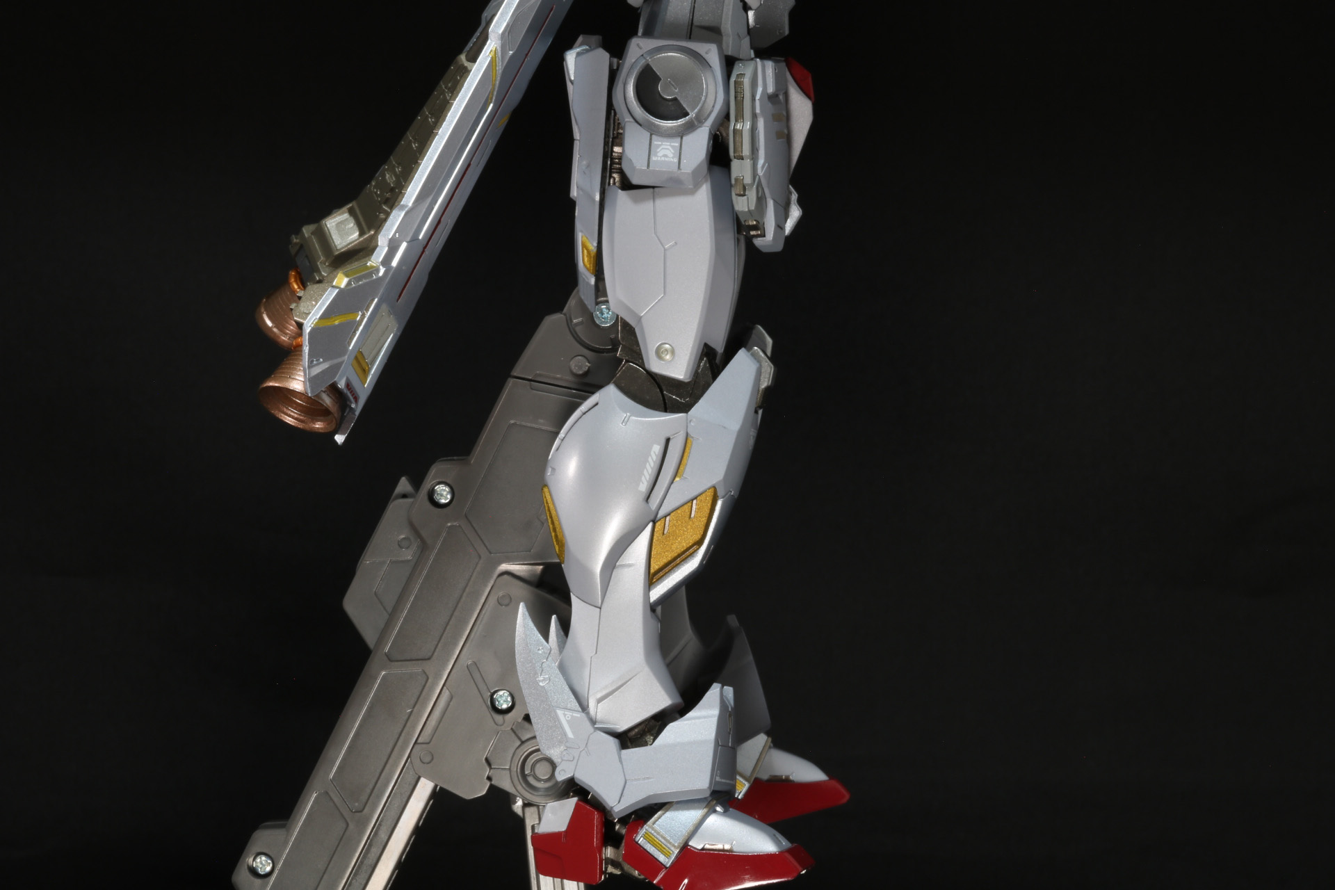 股関節部分にはスイング機構があり、太ももを大きく上げたポーズも可能。ダイキャストによって安定感ある