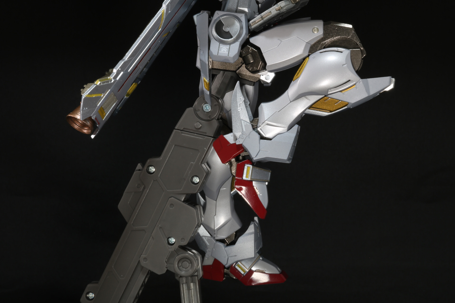 股関節部分にはスイング機構があり、太ももを大きく上げたポーズも可能。ダイキャストによって安定感ある