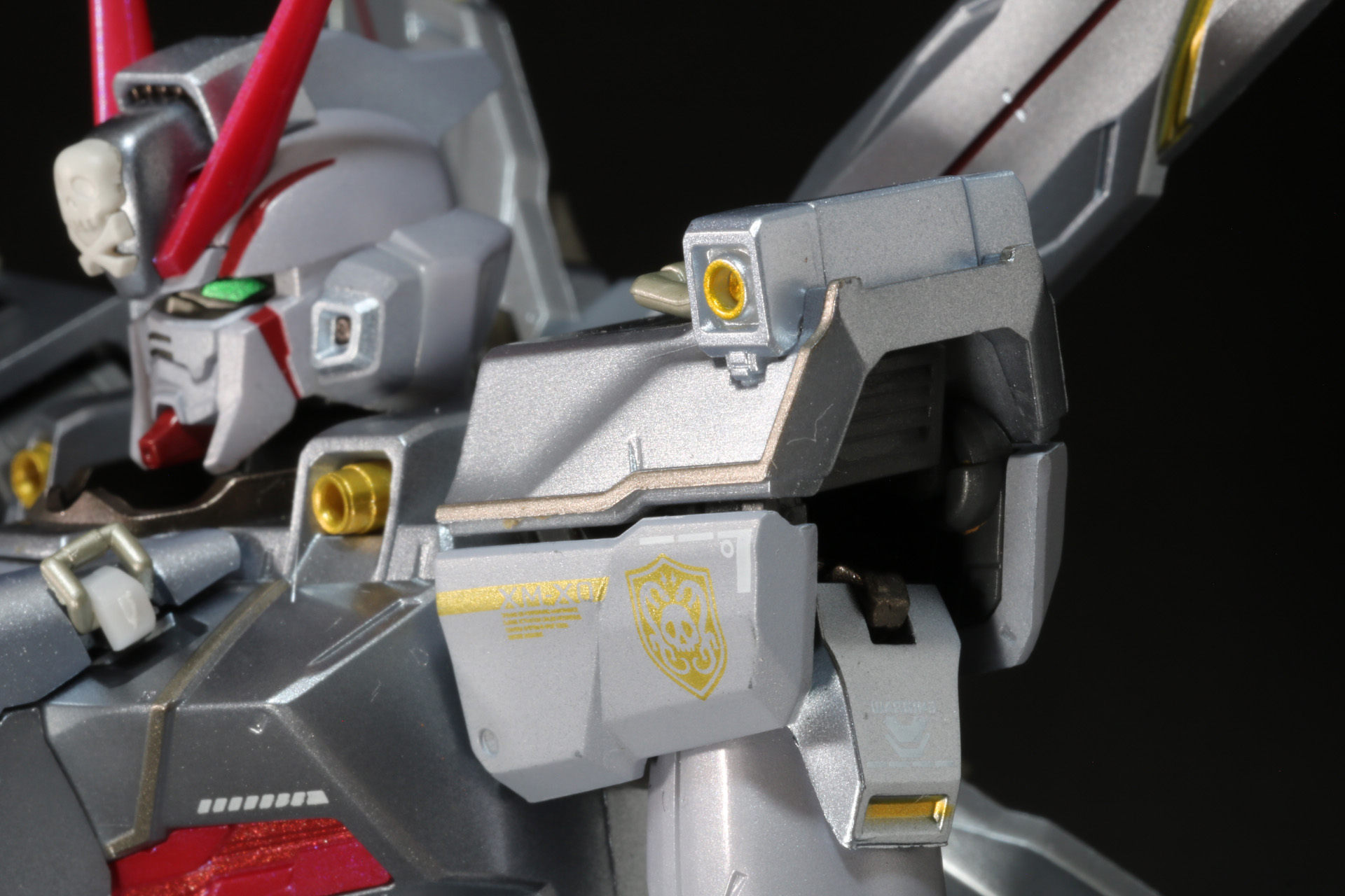 肩アーマーは独立可動でフレキシブルに可動