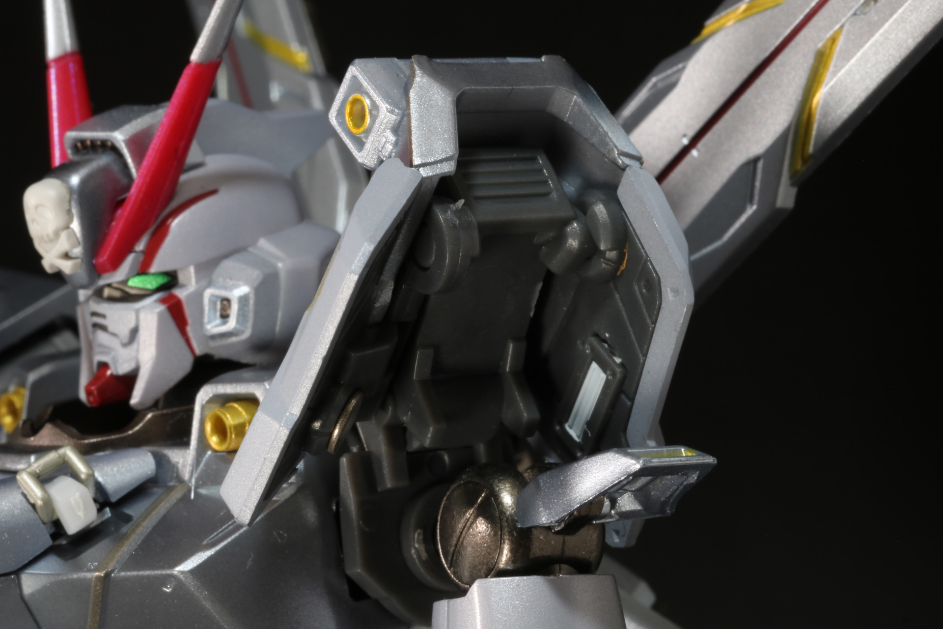 肩アーマーは独立可動でフレキシブルに可動