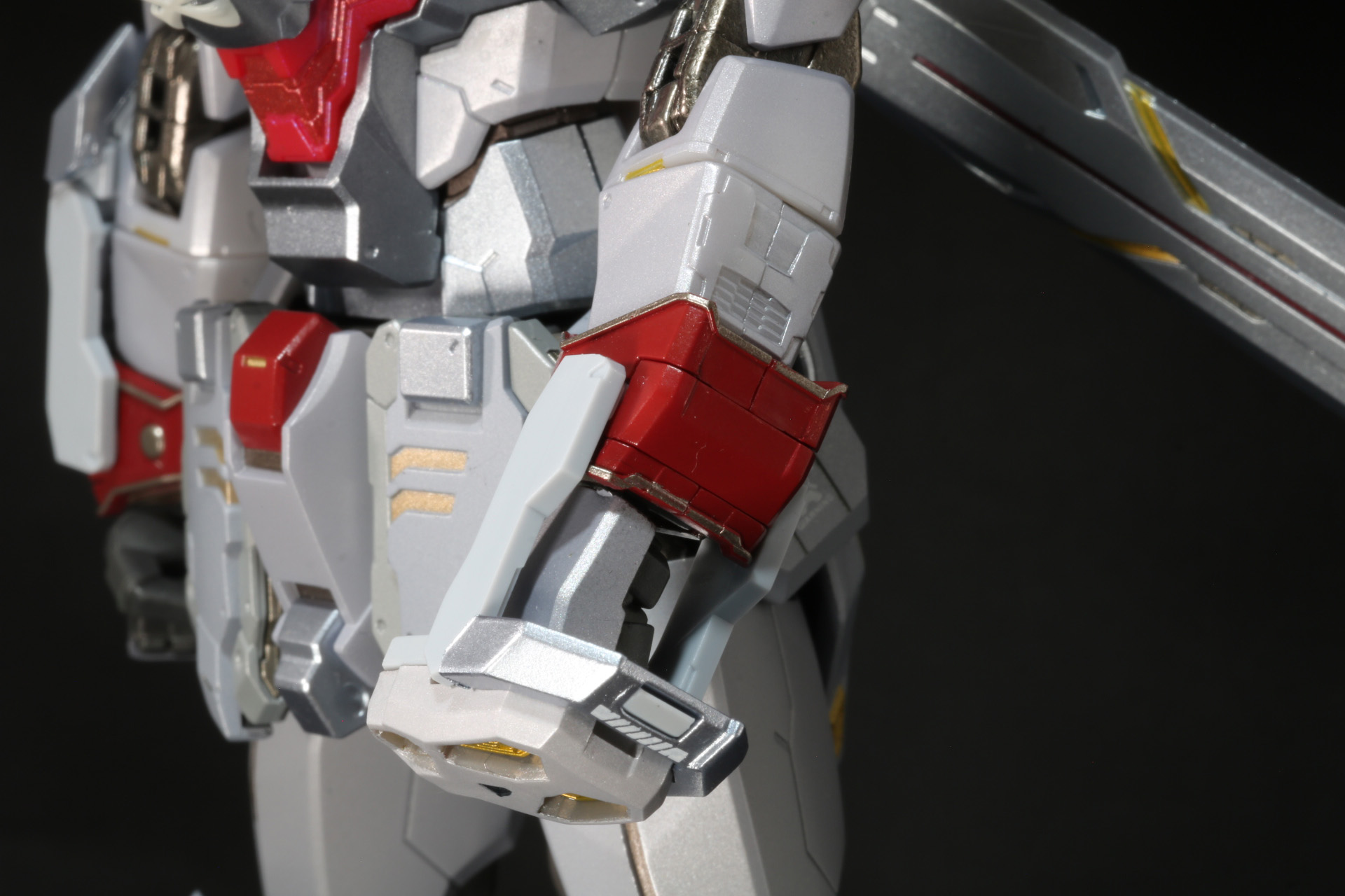 ブランド・マーカーはナックルガードのように展開可能