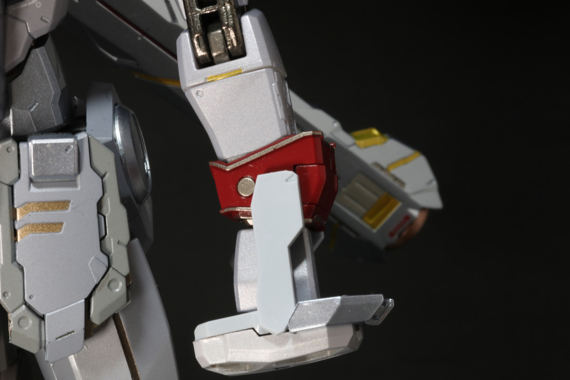 前腕部はひねり可動を備え、武器を持った際に細かな表情付けが可能