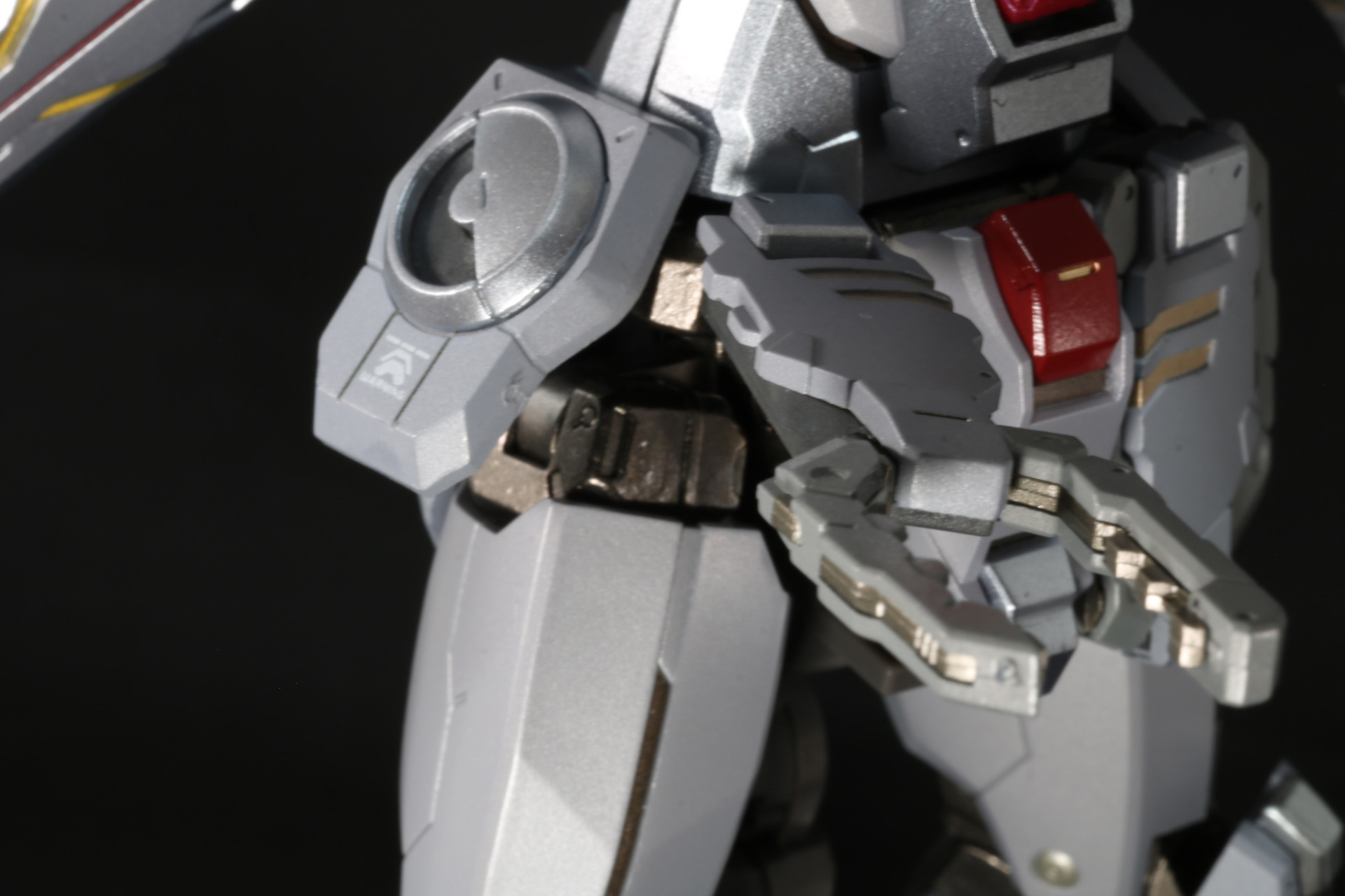 フロント・アーマーには、シザー・アンカーギミックを備えている