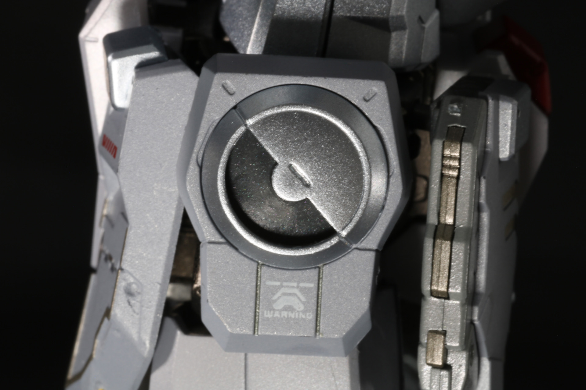 サイド・アーマーはパーツをスライドさせることで、ハードポイントが出現する