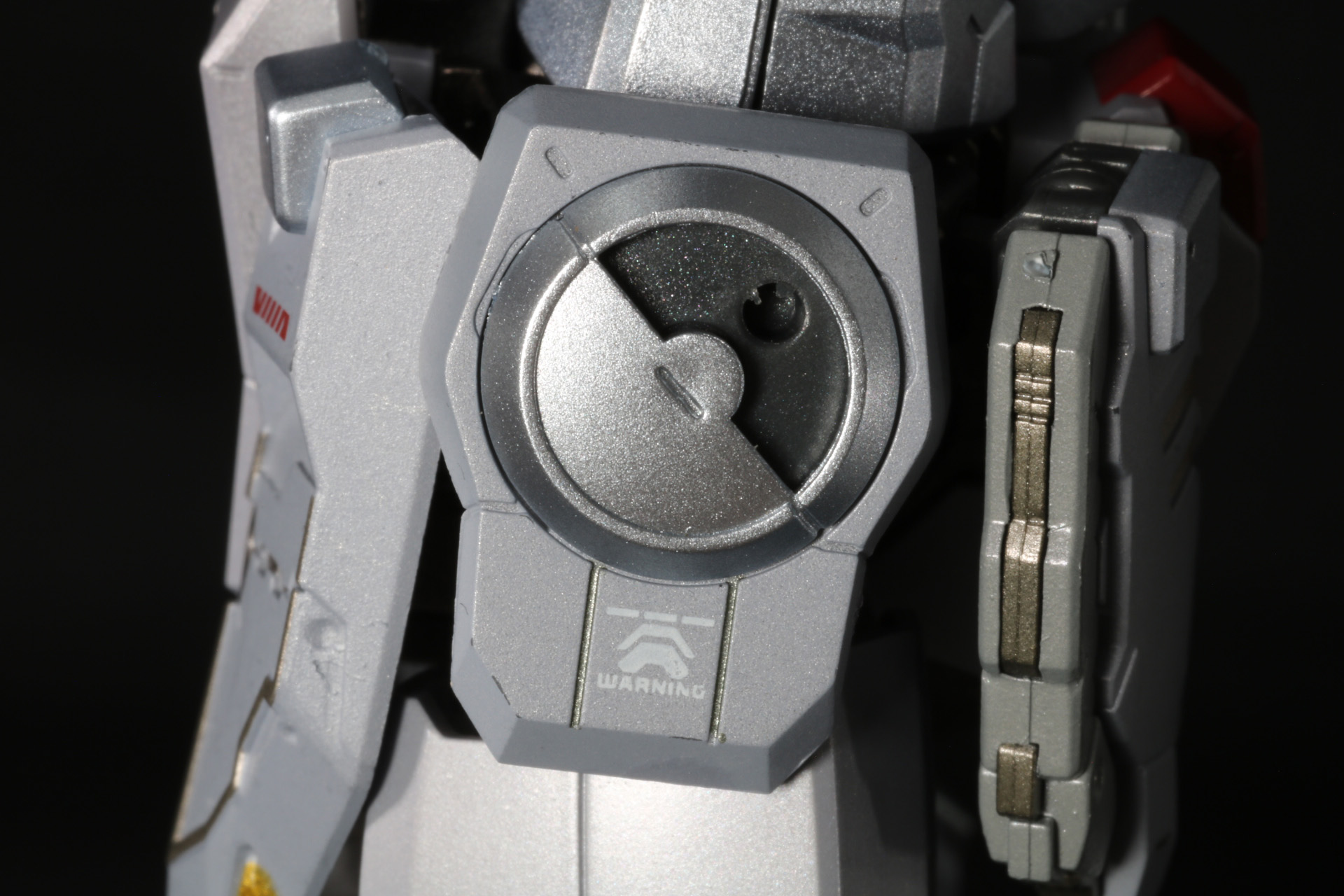 サイド・アーマーはパーツをスライドさせることで、ハードポイントが出現する