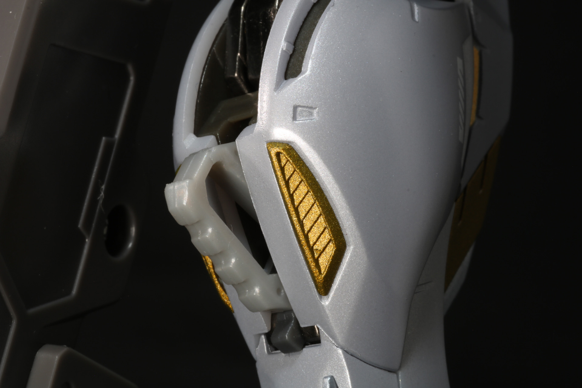 脹脛部分にヒートダガーの柄が備わっている