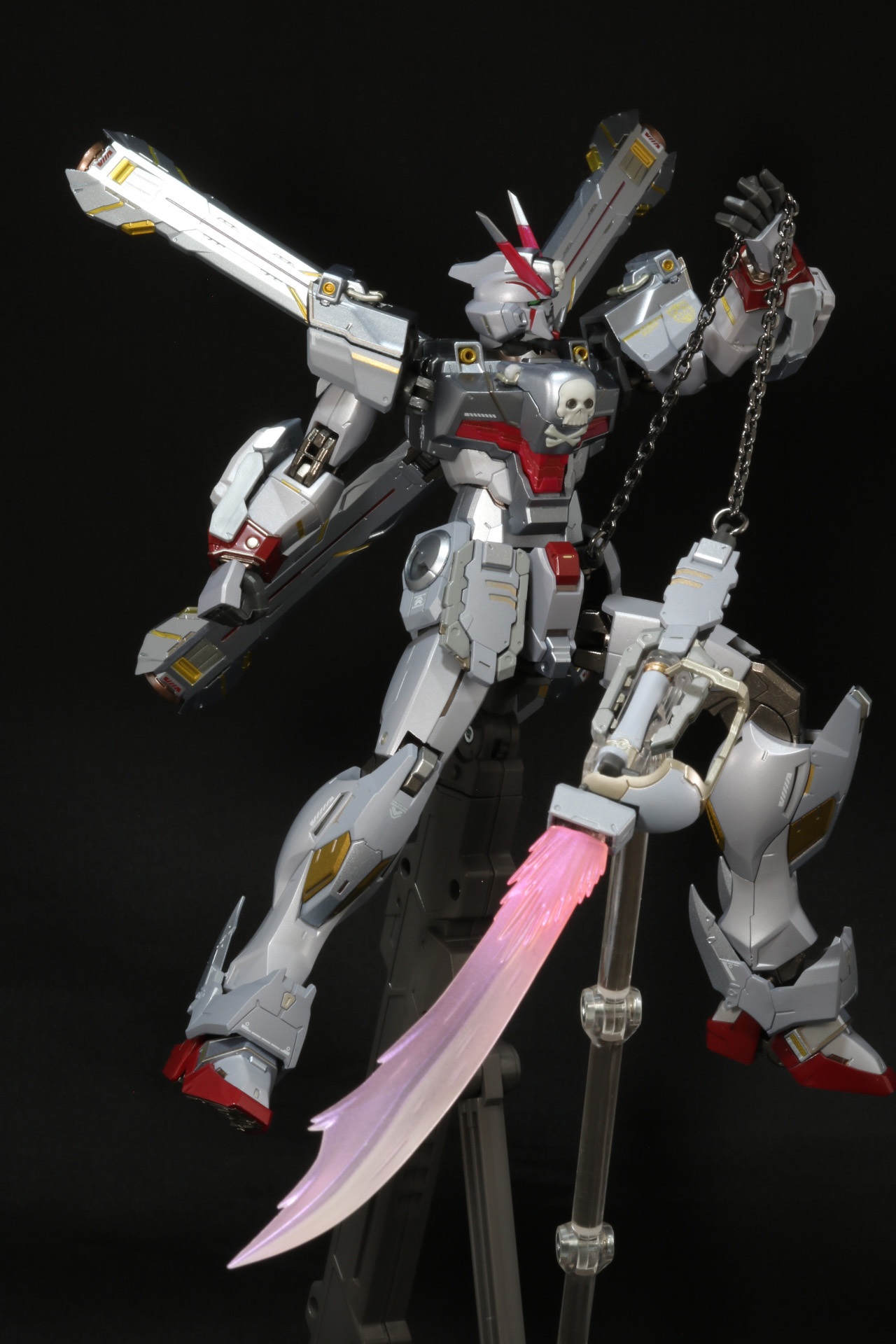 専用アタッチメントを取りつけることでビーム・ザンバーを振り回すポーズも可能