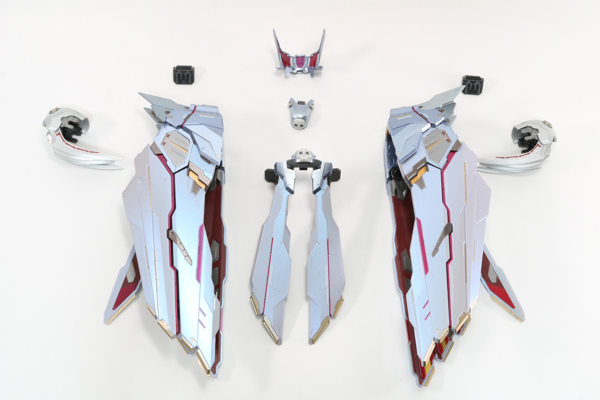 「フルクロス」と肩部のスカルヘッド、ジョイントパーツなど