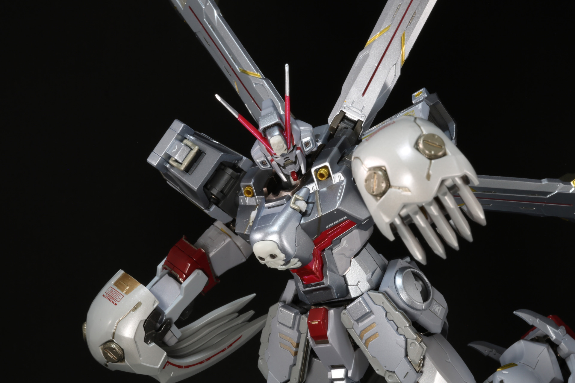 「クロスボーン・ガンダム X-1 フルクロス」を彷彿とさせるスカルヘッドの装着も専用アタッチメントで再現できる