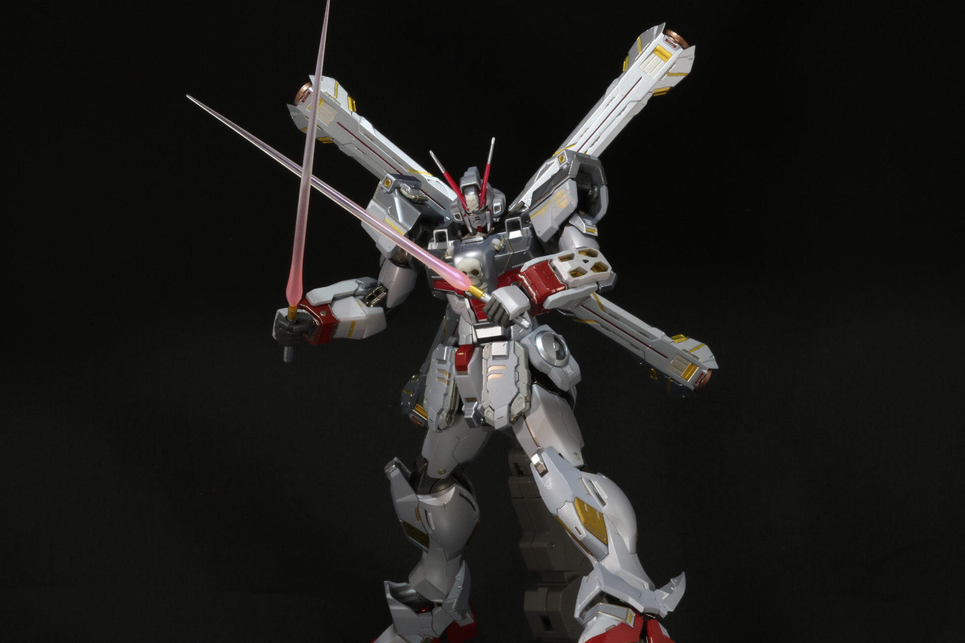 「クロスボーン・ガンダム X-1 フルクロス」を彷彿とさせるスカルヘッドの装着も専用アタッチメントで再現できる