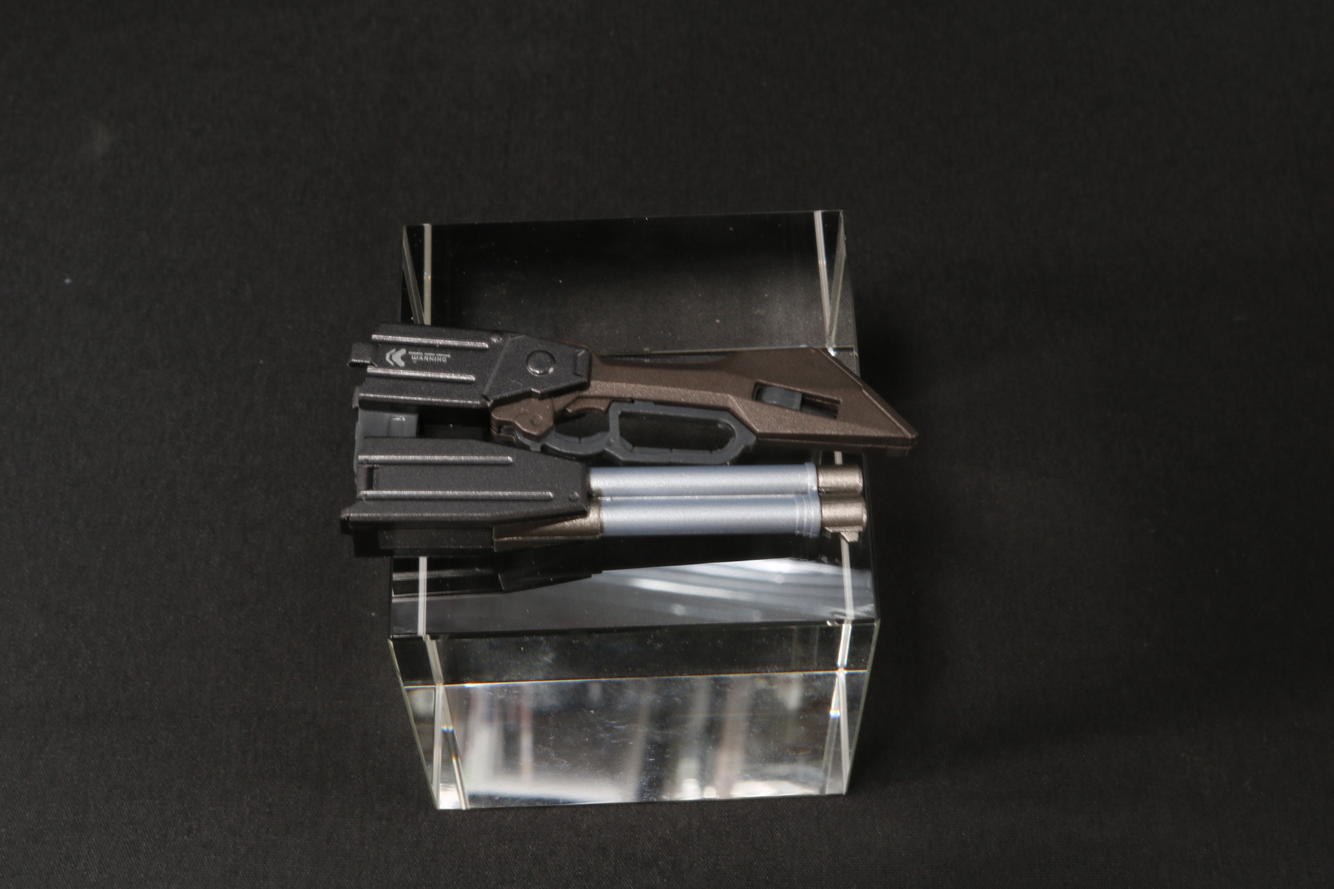 銃身を折り畳むことで、サーベルモードにすることができる