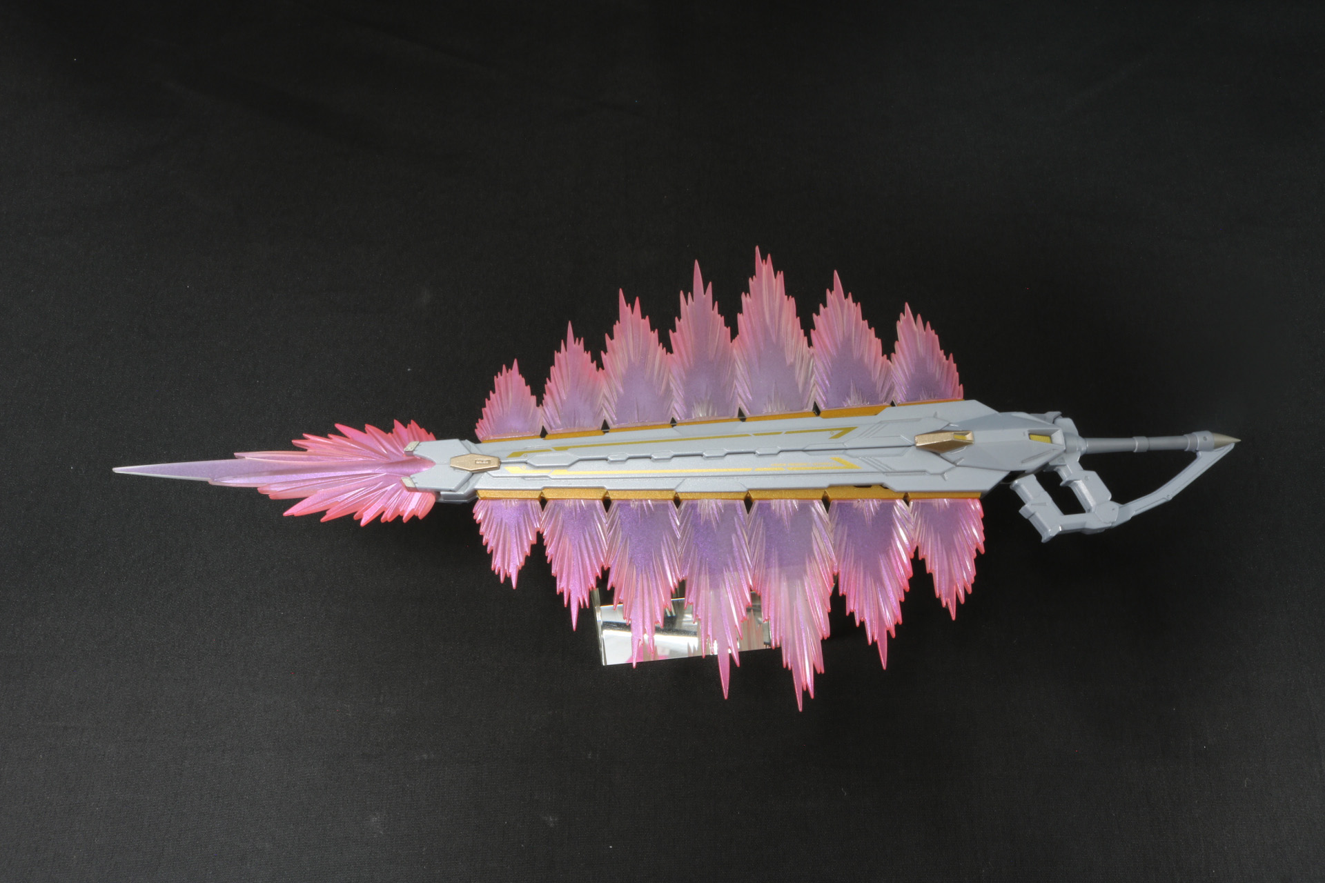 両刃と切っ先にビーム展開が可能。切っ先部分はパーツの取り換えが必要となる