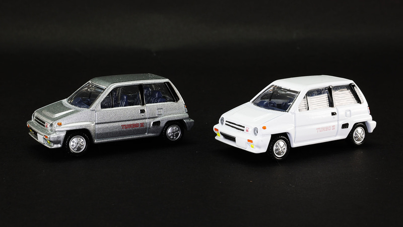 ホンダ シティ ターボⅡ：左が通常仕様、右が発売記念仕様