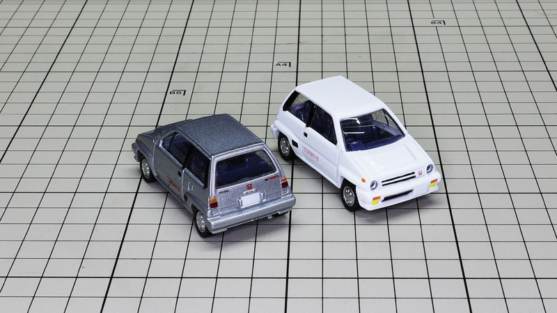 フロントのナンバープレートは実車同様助手席側に寄せてあります