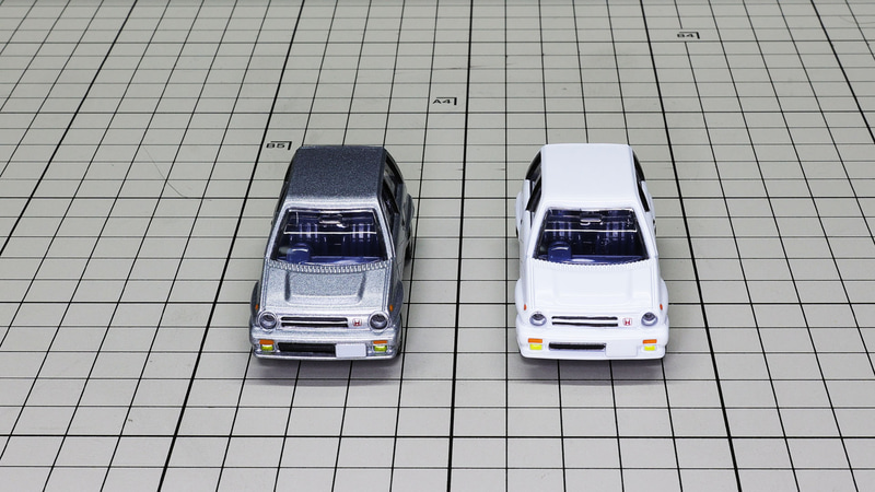 フロントのナンバープレートは実車同様助手席側に寄せてあります