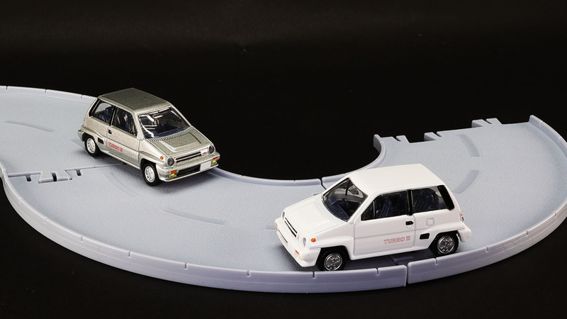 峠道を攻めていたら同じ車とすれ違った！