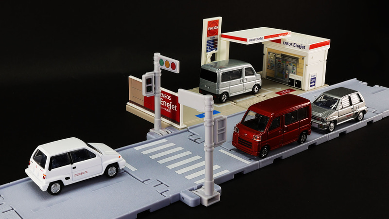 道路とガソリンスタンドなどはトミカタウンシリーズ（別売）からパーツを組み合わせています