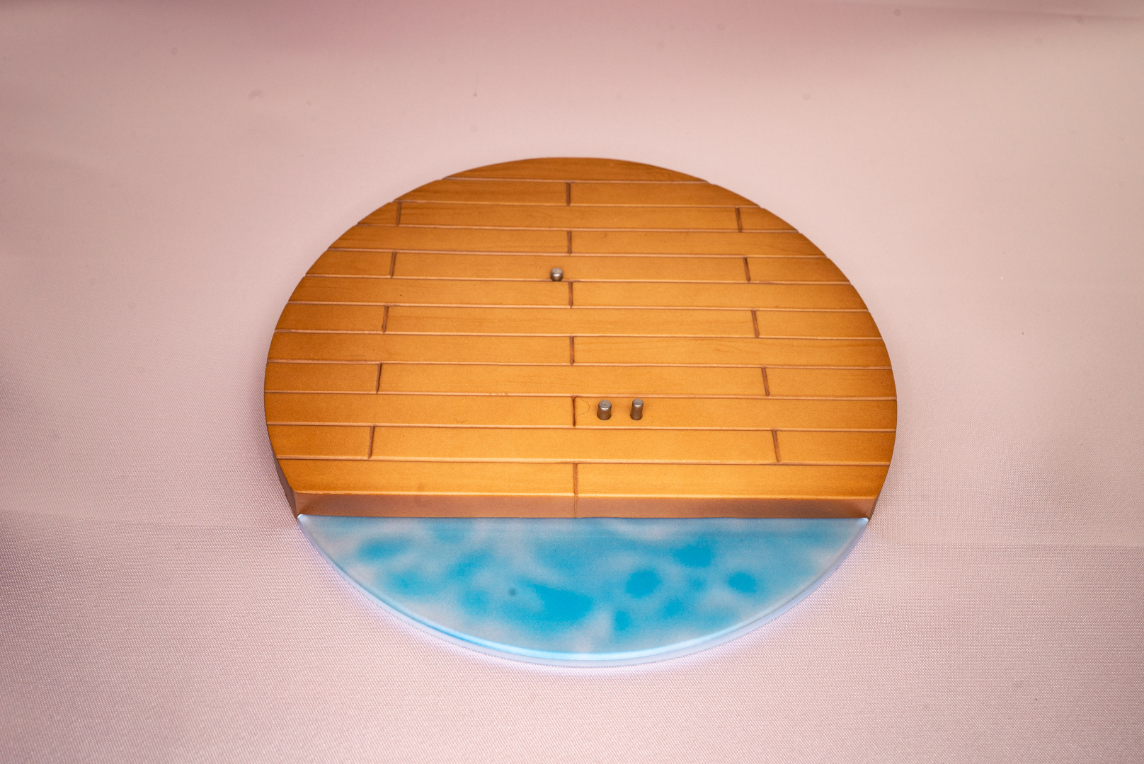 水着にピッタリのウッドデッキ風なベース。一部、水面を再現しているのもいい！