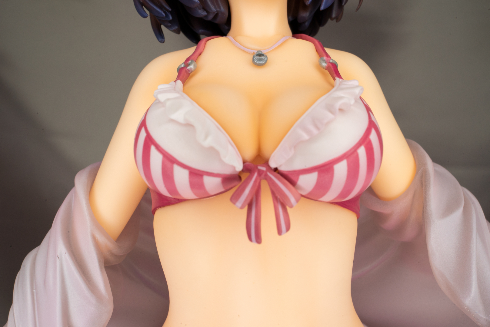 寄せて大きく見せるというよりも、すでにはち切れんばかりの胸にオドロキです