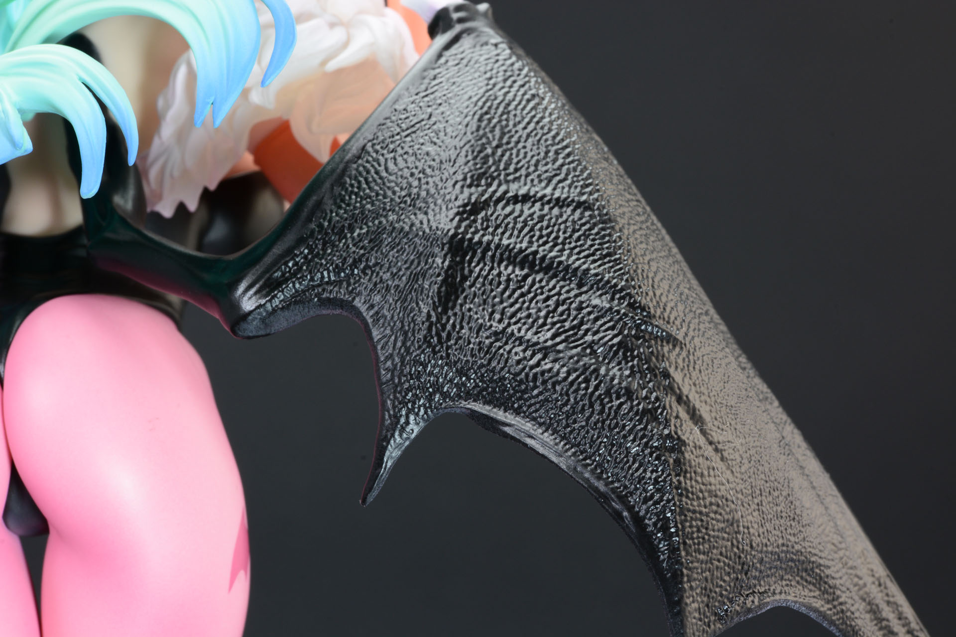 こちらは一転してモンスターならではの禍々しさを感じさせる翼。生物的なざらりとした皮膚の表現がいい