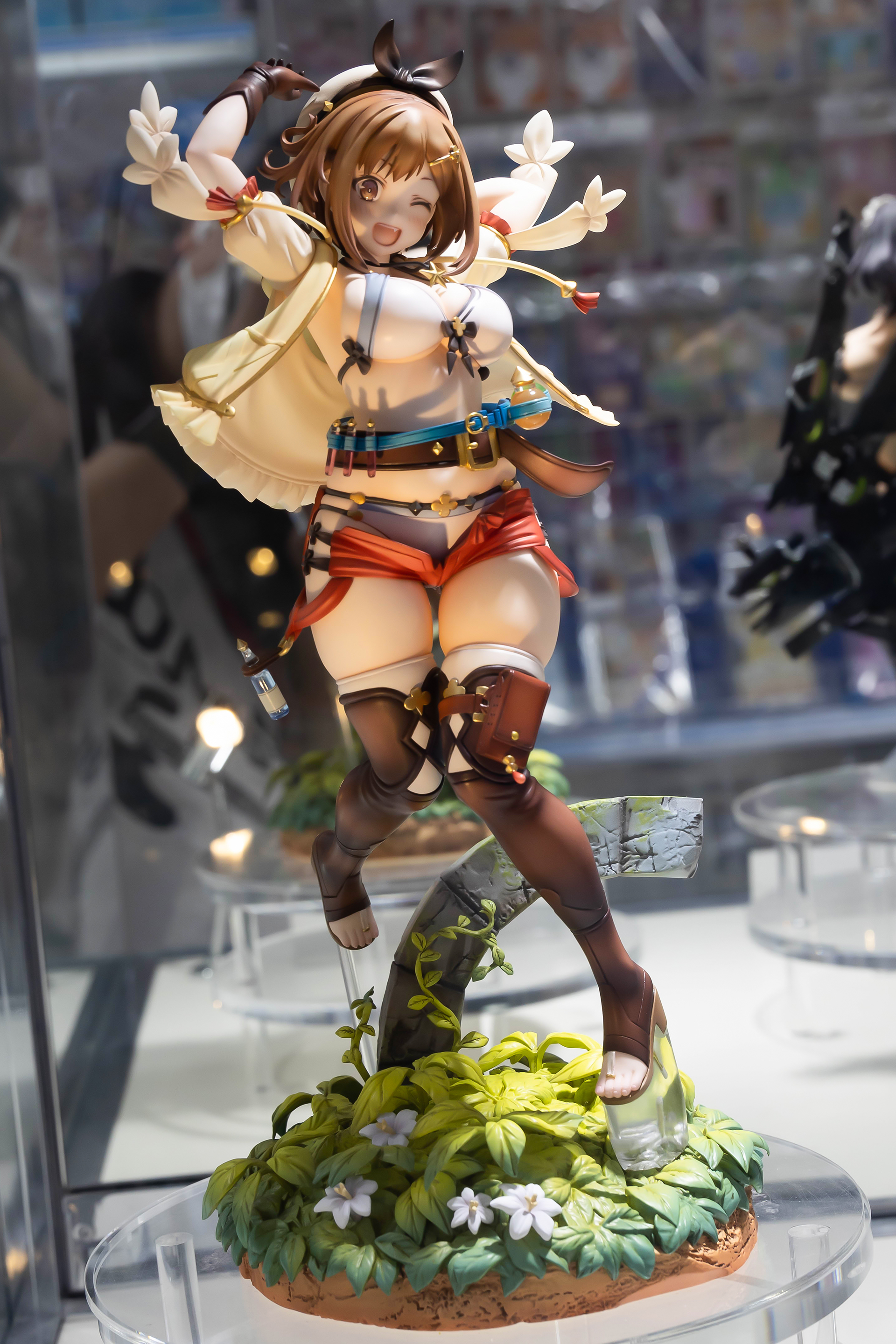 台座部分を含んだ全高は、約290mmだ。