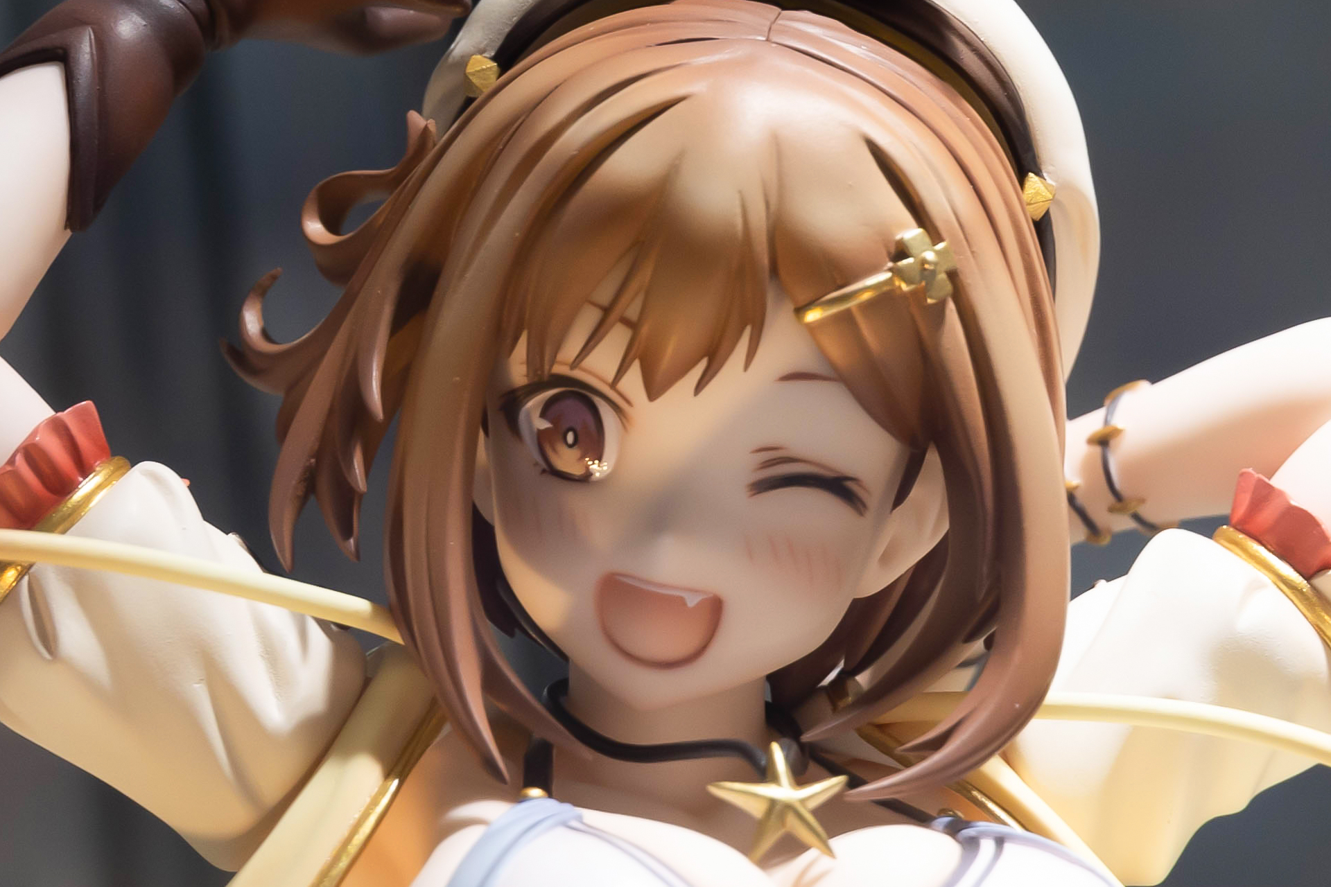 髪に付けたアクセサリーなど、小物類の質感もよく出ている。