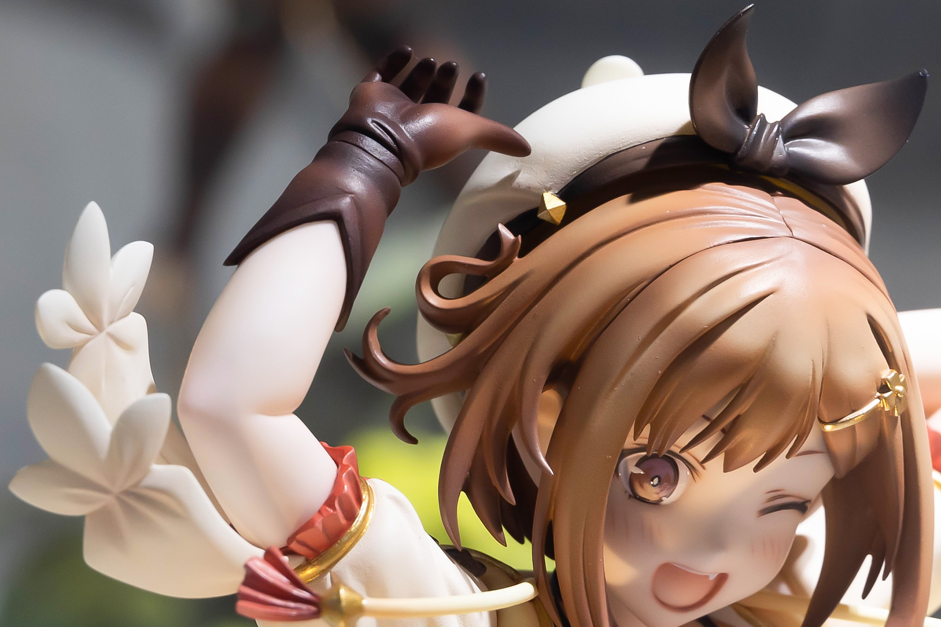 ふにふにと柔らかそうな、ライザの白い腕。皮の手袋とのギャップも面白い。