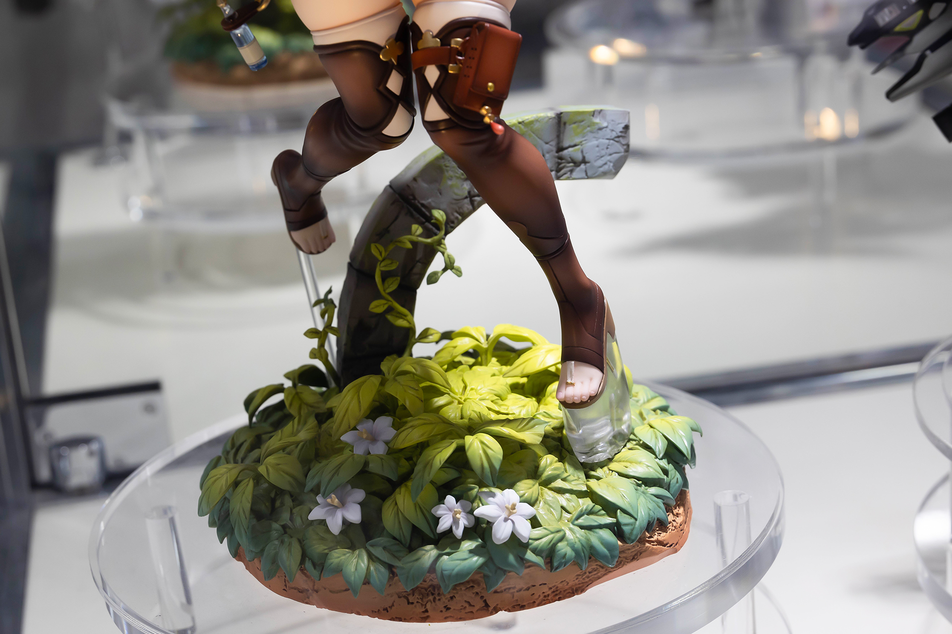 台座部分も草が茂ったような、凝った作りになっている。