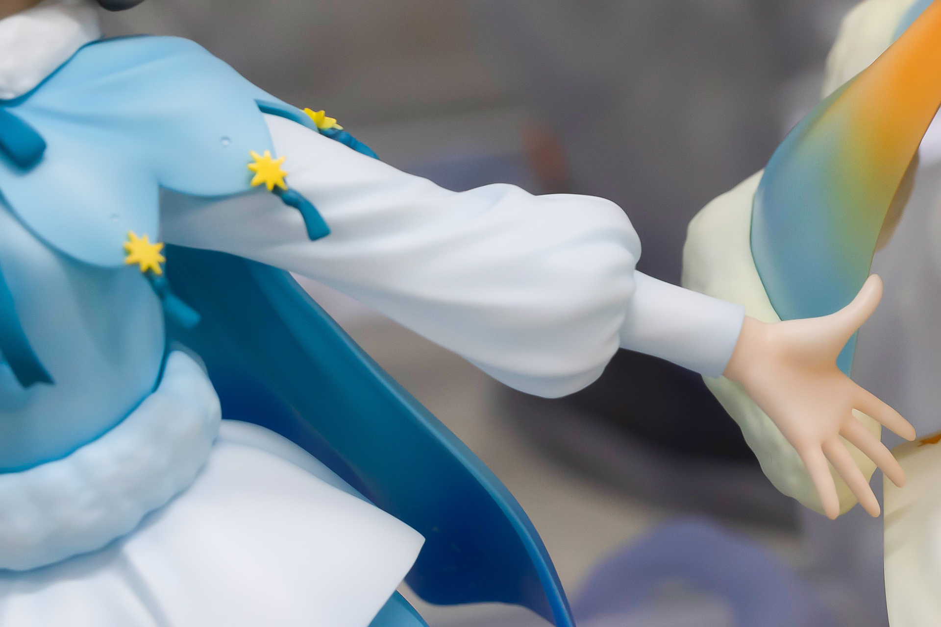 柔らかそうな素材の衣装と、すべすべしていそうな手のひらが可愛らしい。