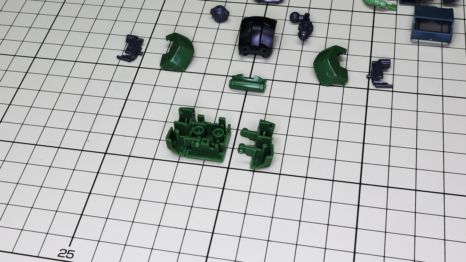 肩部は後ろ側に可動軸を設けることで前方へすぼませることができます