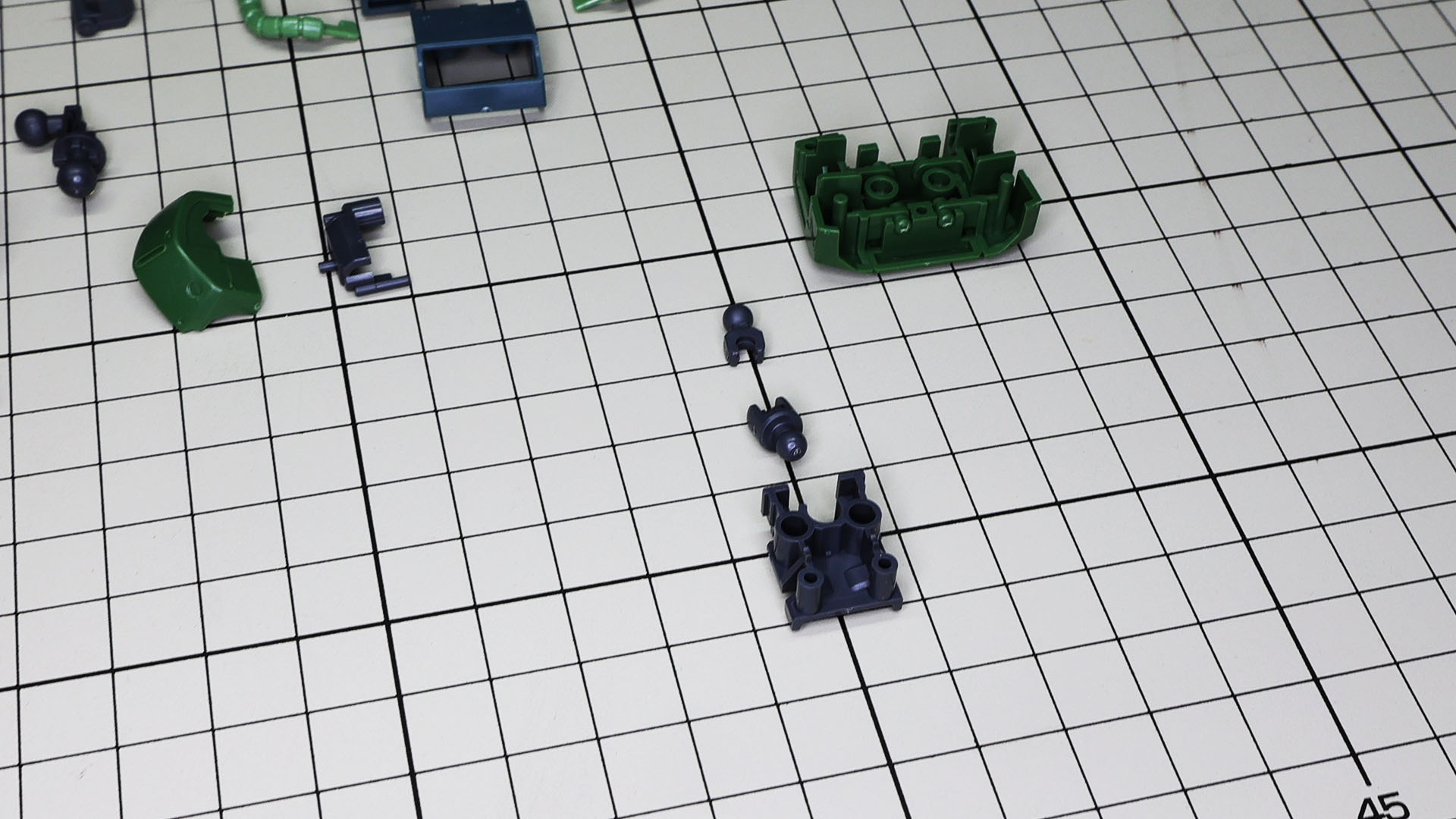 首関節は2重になっていて、背面側に組み込みます