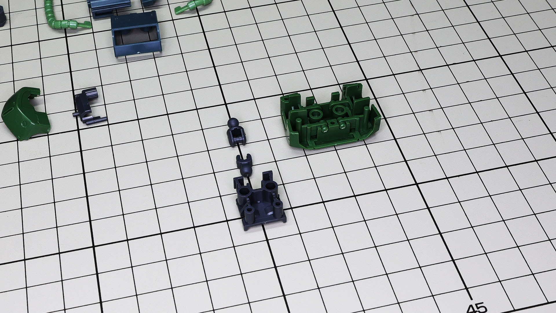 胸部前面側にボールジョイントの受けを用意することで前屈やひねりなど広範囲な可動性能を持たせています