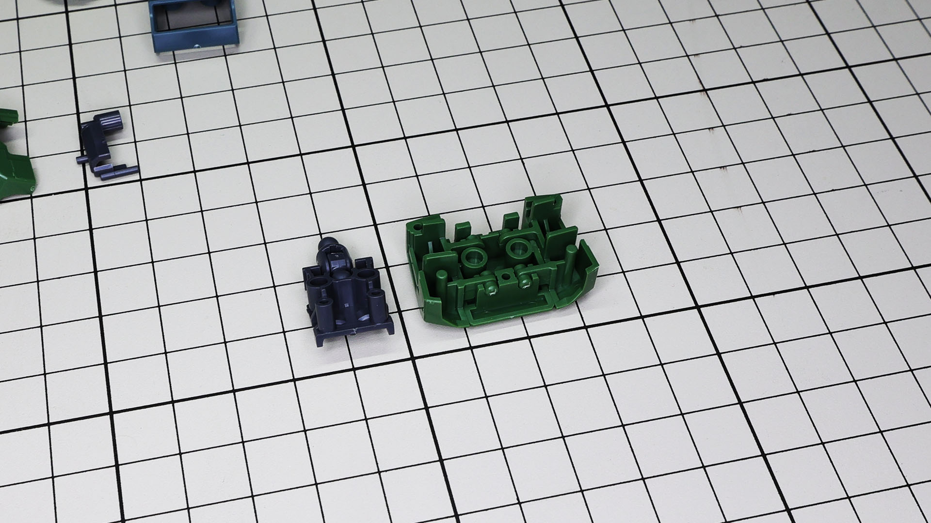 胸部前面側にボールジョイントの受けを用意することで前屈やひねりなど広範囲な可動性能を持たせています