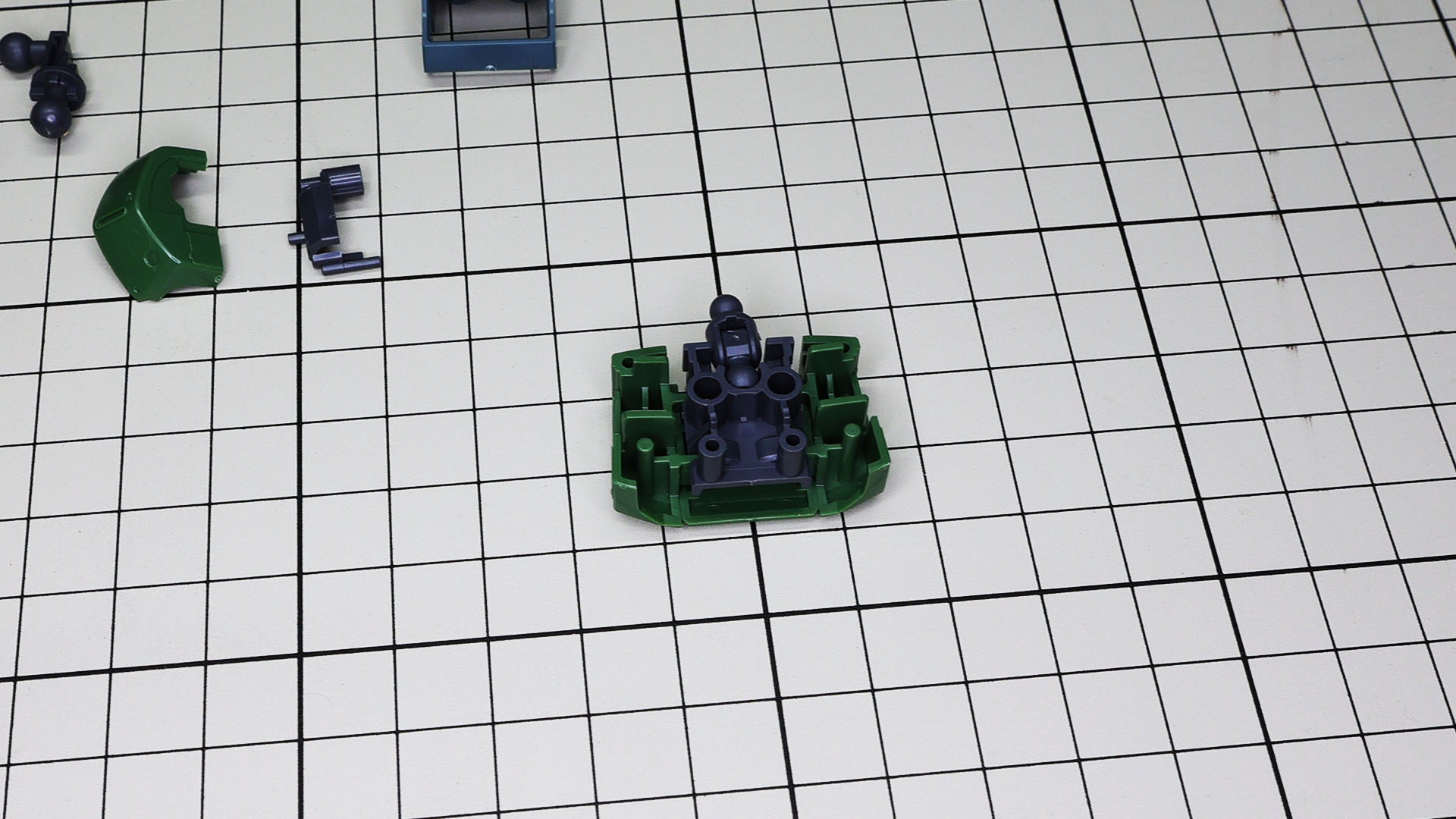 胸部前面側にボールジョイントの受けを用意することで前屈やひねりなど広範囲な可動性能を持たせています