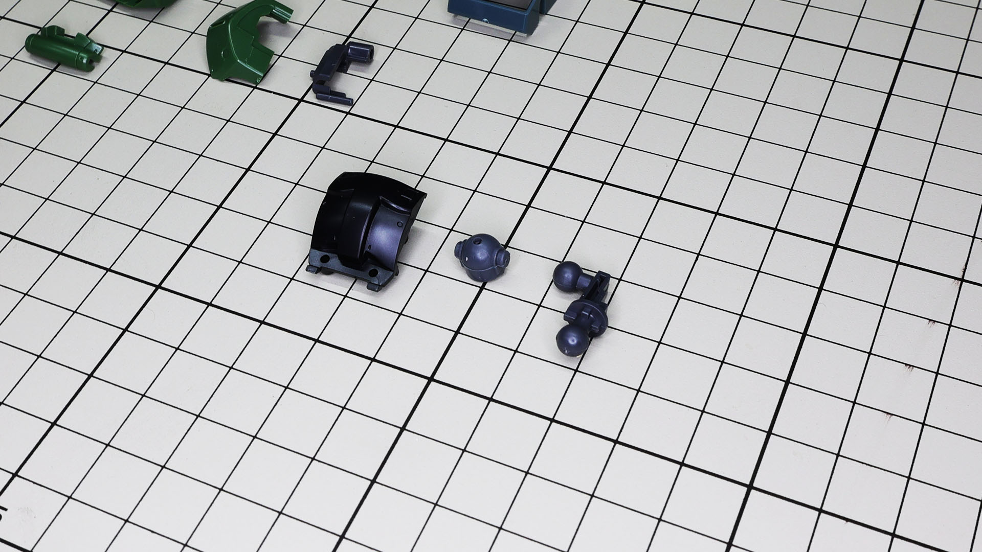 胸部前面側にボールジョイントの受けを用意することで前屈やひねりなど広範囲な可動性能を持たせています