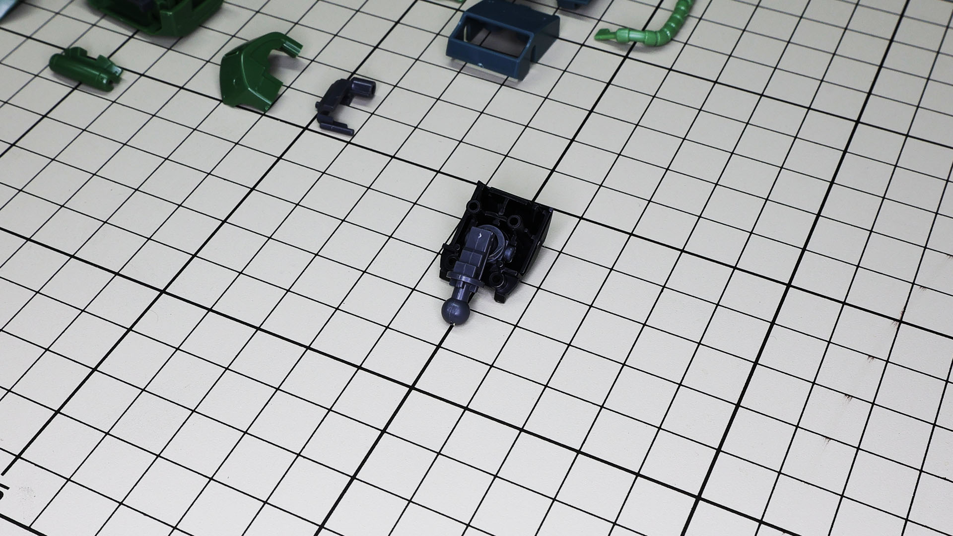 肩には内部に2軸のポリパーツで腕部をさらに前へせり出させることが可能