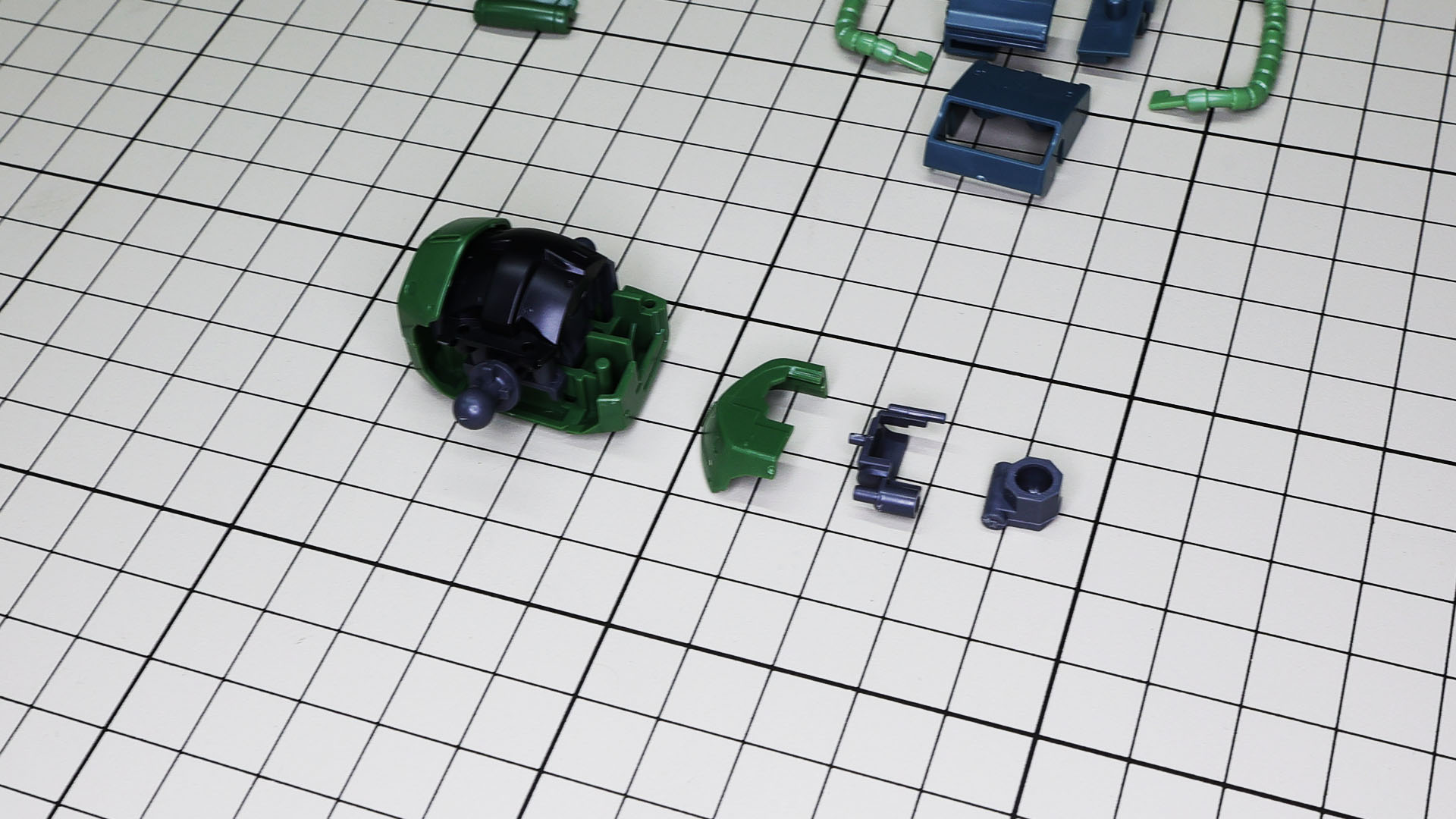 肩には内部に2軸のポリパーツで腕部をさらに前へせり出させることが可能