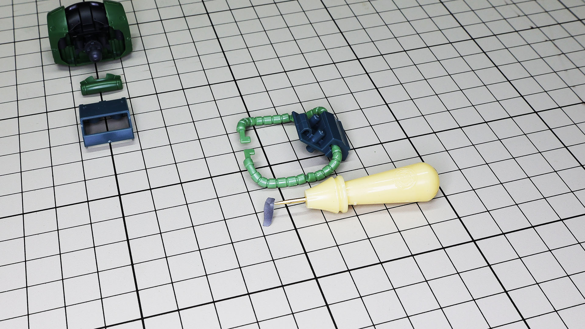 向かって右、一部黒くなっているところが損傷個所のシールです